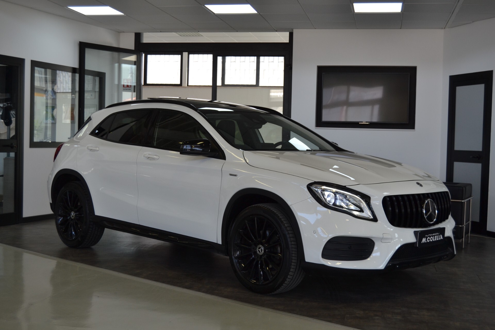 Mercedes-Benz GLA 200D Night EDITION Tetto/Navi/Pelle/Auto 