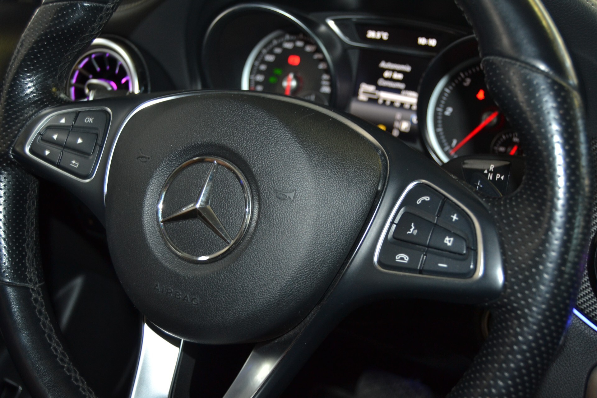 Mercedes-Benz GLA 200D Night EDITION Tetto/Navi/Pelle/Auto 