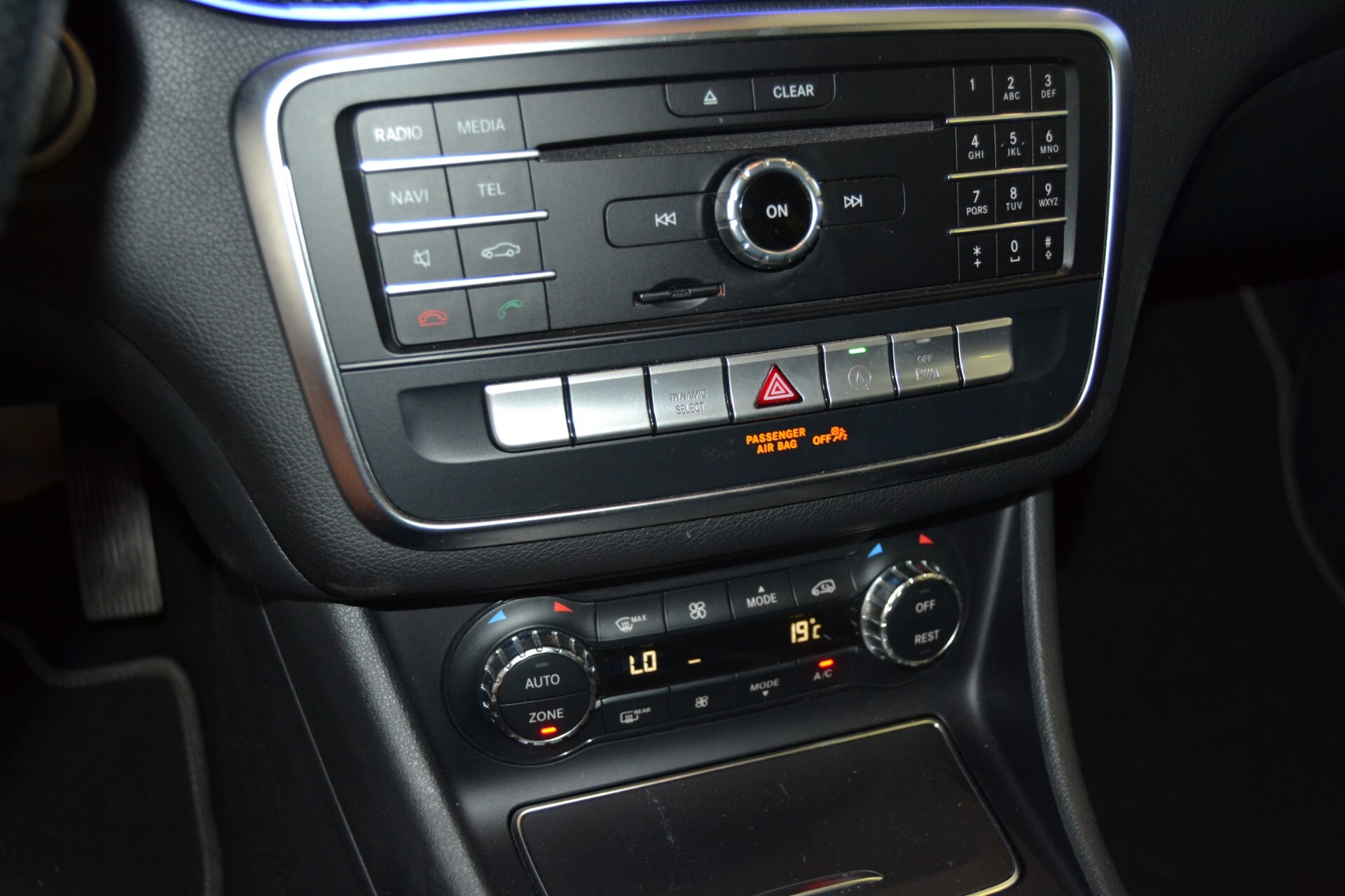 Mercedes-Benz GLA 200D Night EDITION Tetto/Navi/Pelle/Auto 