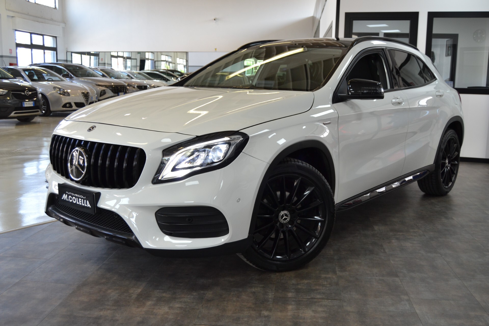 Mercedes-Benz GLA 200D Night EDITION Tetto/Navi/Pelle/Auto 
